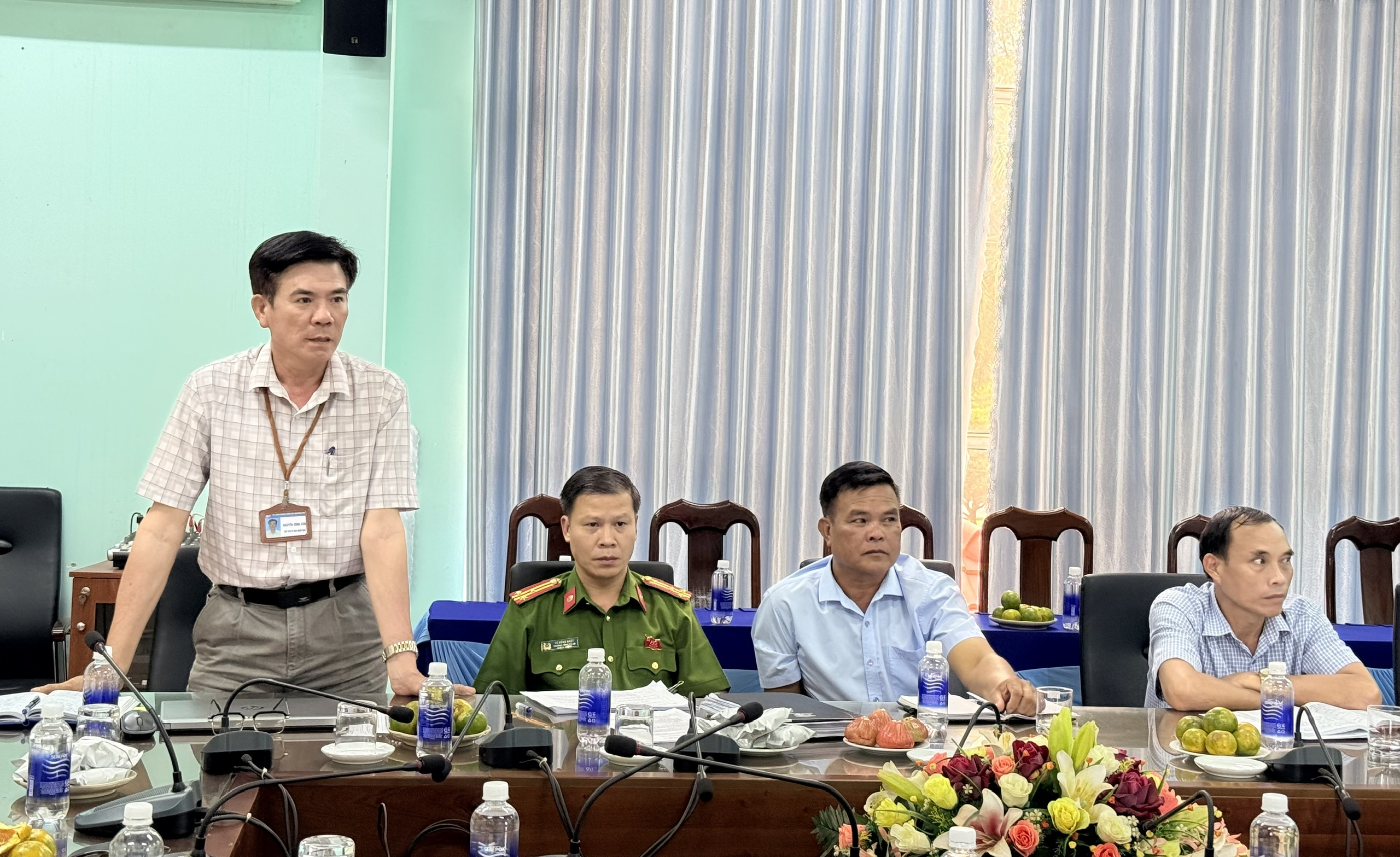 Đồng chí Nguyễn Công Văn - Chủ tịch UBND xã trực tiếp giải đáp một số vấn đề các đồng chí Bí thư chi bộ phản ánh
